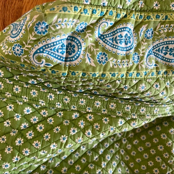 EUC Vera Bradley Large Duffle Bag Apple‎ Green Retired Print - Picture 2 of 16